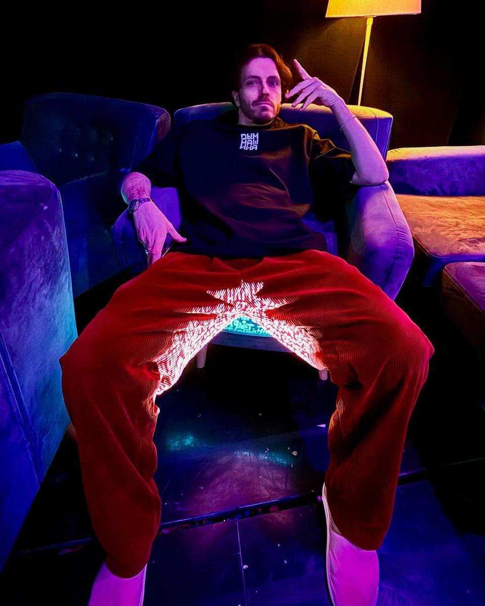 Читай между ног
Между ног написано «9 лет», прекрасная игра света🤣