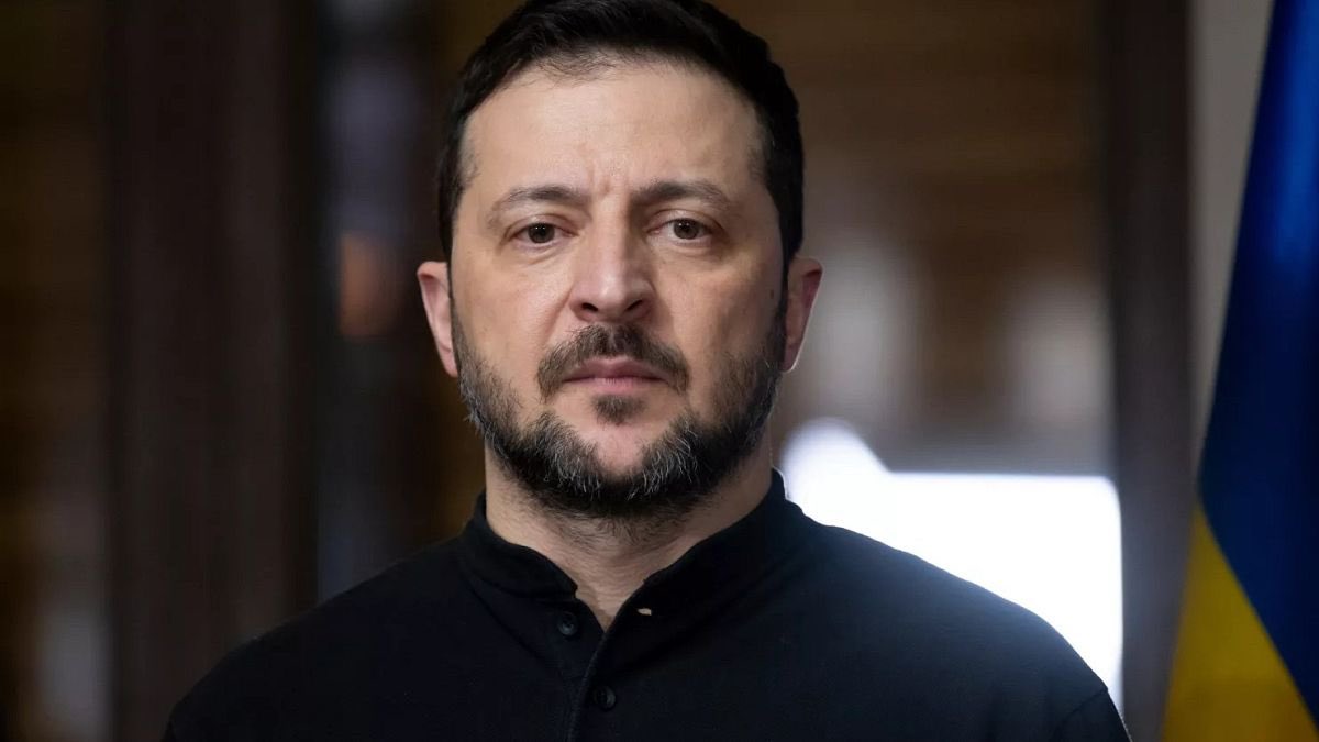 marsetac's tweet photo. In linea generale, ho sempre ritenuto che chi ha a cuore le sorti dell’Ucraina debba preoccuparsi del destino del suo popolo più che delle sorti personali di chi lo governa. Ma ciò che si è scatenato contro @ZelenskyyUa è solo la conferma della grande statura di questo piccolo uomo, che da tre anni lotta come un leone per dare un futuro di libertà al proprio popolo.

Domandiamoci quanti di noi al suo posto, quel terrificante 24 febbraio 2022, con 60 km di carri armati alle porte di Kyiv e bombe che piovevano su un paese privo di difese, avrebbero scelto di restare, anziché fuggire. Chiediamoci quanti di quelli che da tre anni lo accusano di aver accumulato immense ricchezze, di aver acquistato ville che in realtà non gli appartengono, di essere assuntore di droghe aggiunte alle immagini con Photoshop e di mille altre nefandezze, sarebbero rimasti a tiro di missili e droni e a rischio di attentati, piuttosto che optare per un esilio dorato.

Quel “non voglio un passaggio, datemi armi”, detto ad americani ed inglesi, che si offrivano di portarlo al sicuro fuori dal paese, ha cambiato la storia d’Europa e probabilmente impedito lo scoppio di una nuova guerra mondiale, scongiurando la possibilità per la Russia di ammassare truppe lungo un’ampia linea di confine con pesi NATO e di raggiungere il gigantesco deposito di armi in Transnistria.

Tutti noi dobbiamo molto a Zelensky, al suo coraggio ed a quello del popolo ucraino.

Anche oggi, dopo tre anni di guerra, il suo no alla svendita delle ricchezze minerarie dell’Ucraina ed i conseguenti insulti sguaiati e farneticanti dell’instabile palazzinaro affetto da narcisismo patologico, eletto alla guida del paese che è stato finora il suo più grande alleato, dimostrano come questo “comico mediocre”, leader di una nazione povera e distrutta, possa rappresentare quel granello di sabbia capace di far inceppare gli enormi ingranaggi che un autocrate ed un aspirante tale vorrebbero far girare per spartirsi il mondo e schiacciare le democrazie liberali.

Con dieci milioni di sfollati, un milione di persone al fronte, altri bloccati in Russia e un quinto del territorio del paese sotto occupazione militare, si deve essere folli o in totale malafede per pensare che si possano svolgere legittime elezioni in Ucraina. Mi sembra quindi piuttosto spericolato sostenere che chi da 3 anni sfida le bombe russe e non si fa problemi a dire “no” all’uomo più potente del mondo non vada alle elezioni per paura delle urne.