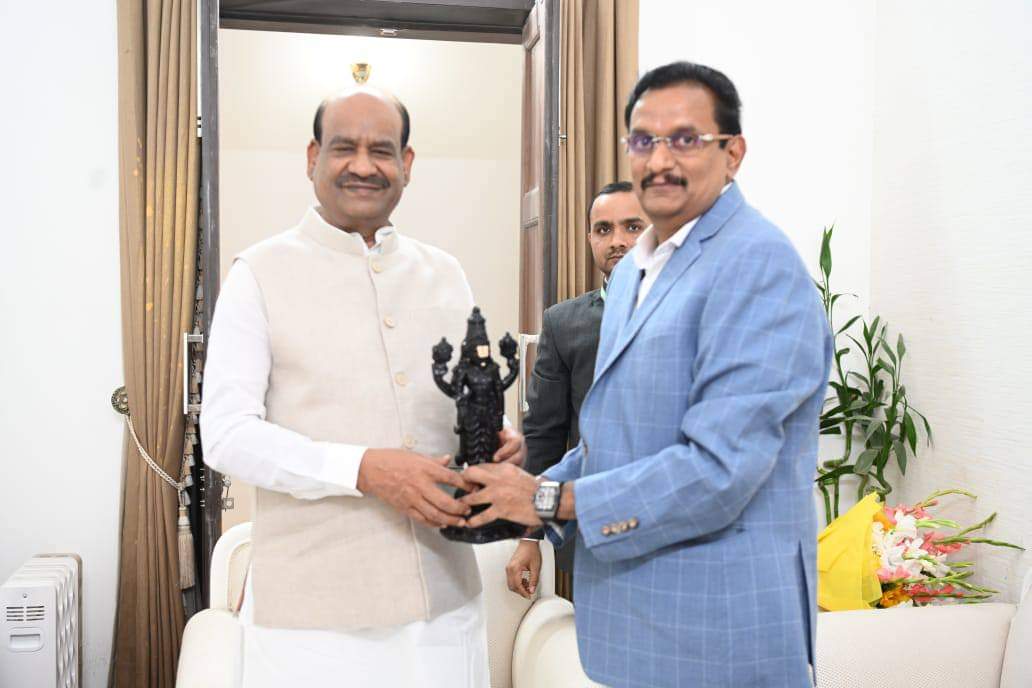 KesineniS's tweet image. ఈరోజు న్యూఢిల్లీలో స్పీకర్ ఓంబిర్లా గారిని మర్యాదపూర్వకంగా కలవడం జరిగింది....

@ombirlakota #OmBirla #LokSabhaSpeaker #newdelhi
