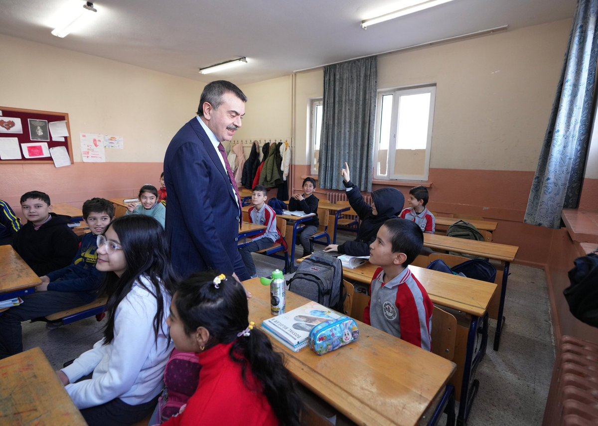 Aksaray_MEM's tweet photo. Bakanımız Sayın Yusuf TEKİN, ilimiz merkez Şehit Memiş Arıbaş Ortaokulu’nu ziyaret etti. Ziyaret kapsamında sınıfları gezerek öğrencilerimizle sohbet eden Sayın Bakanımız, öğretmenler odasında öğretmenlerimizle bir araya gelerek değerlendirmelerde bulundu.
@tcmeb 
@Yusuf__Tekin https://t.co/fst4nROJ1V