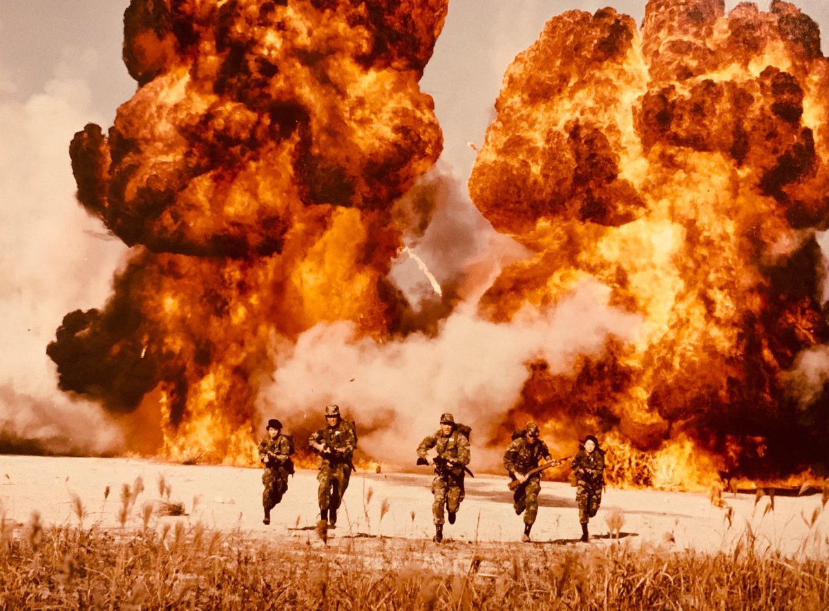 ExpressKyoudai's tweet photo. Goooood Morning Vietnam!

Just a random scene from #Changeman. How dangerous was the life of a stuntman in the 80's? https://t.co/IOqwRGwf7T