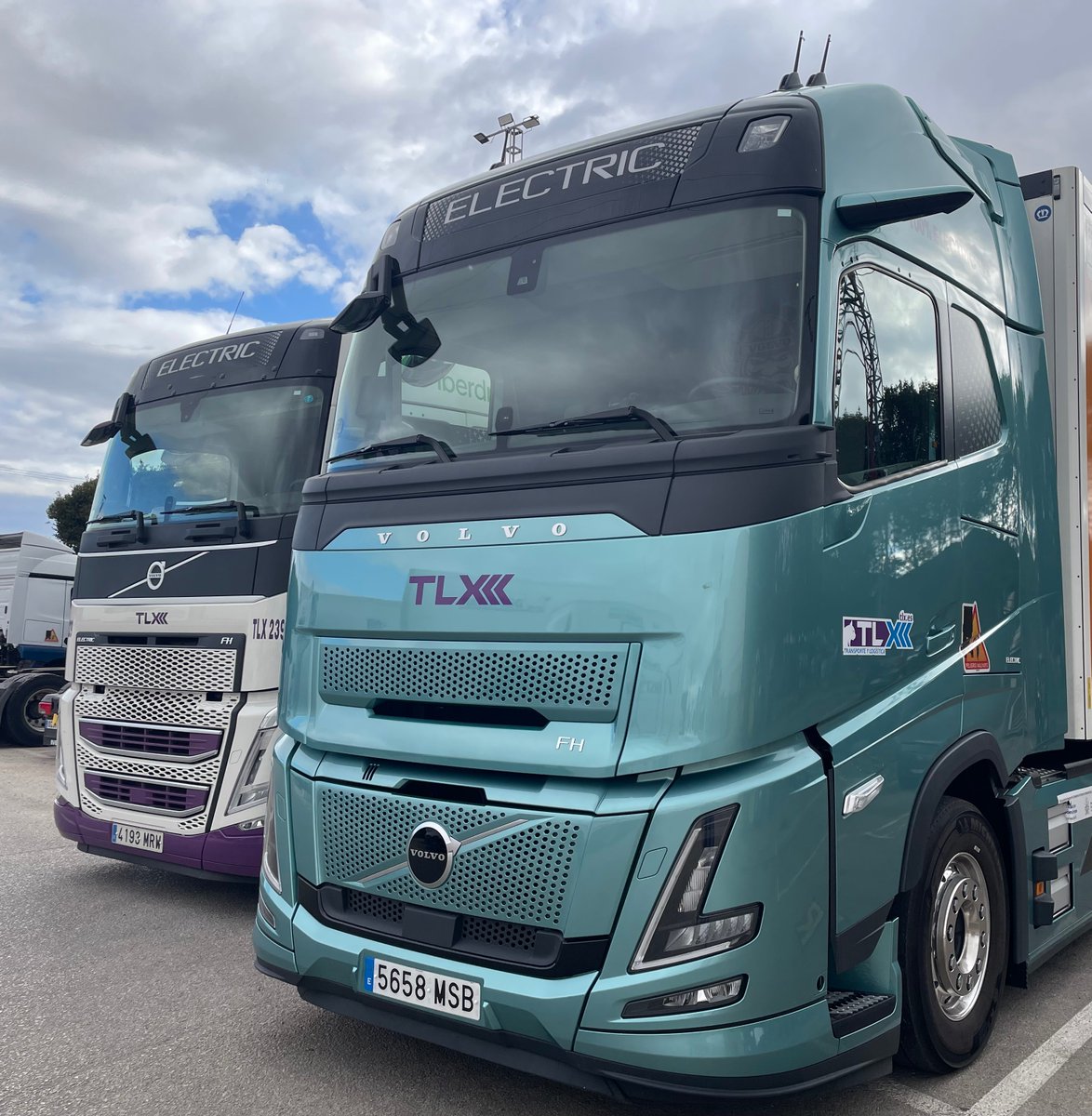 En TLX, avanzamos hacia un transporte más sostenible. Nuestros Volvo FH Electric recorren 15.000 km/mes sin comprometer eficiencia.
Ahora sumamos el Volvo FH Aero Electric,"Camión Ecológico del Año" 2025, optimizando aerodinámica y seguridad. #MovilidadSostenible <a href="/VolvoTrucks_es/">Volvo Trucks España</a>