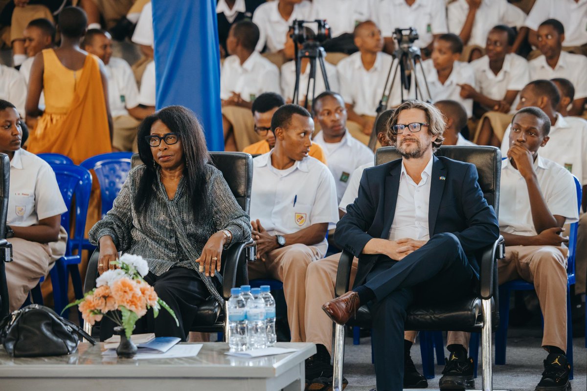 Minisiteri y’Urubyiruko n’Iterambere ry’Ubuhanzi yifatanyije n’abanyeshuri, abahanzi, abarimu n’abayobozi basaga 1000 mu munsi mukuru wo kwizihiza Umunsi Mpuzamahanga w’Ururimi Kavukire mu birori birimo kubera muri Lycée de Kigali. #TunozeIkinyarwanda