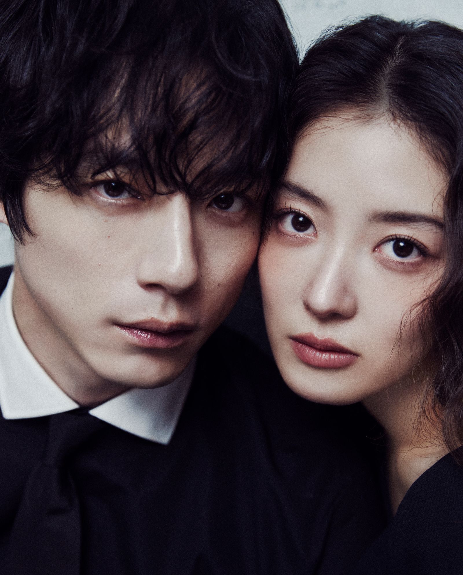 坂口健太郎、2,000冊にサインを完了！ 初の写真集が3/16発売