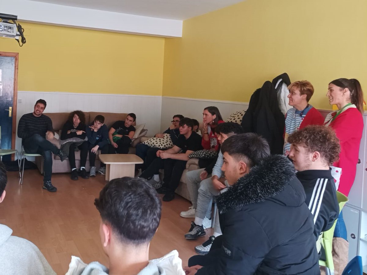 CryptoDomAlts's tweet image. 🔵El pasado martes, recibimos en el CEE #ElAlba la visita de los alumnos del FP de Informática y Comunicaciones del Centro Padre Aramburu.

👉🏼Nos presentaron proyectos tecnológicos para mejorar el aprendizaje y la vida diaria de las personas con #autismo.

#EducaCyL @educacyl