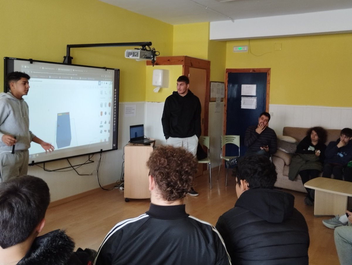 CryptoDomAlts's tweet image. 🔵El pasado martes, recibimos en el CEE #ElAlba la visita de los alumnos del FP de Informática y Comunicaciones del Centro Padre Aramburu.

👉🏼Nos presentaron proyectos tecnológicos para mejorar el aprendizaje y la vida diaria de las personas con #autismo.

#EducaCyL @educacyl