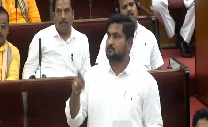 ArgusNews_in's tweet photo. 'There is no political pressure on Govt...'
 
#Neapl Girl Student's Death At #KIITUniversity | "So far, 10 people have been arrested. 8 persons, inclduing KIIT founder #AchyutaSamanta have been summoned. They will appear before the high level committee at 3 PM today. Probe will focus on four angles - why university was declared sine-die..., why students were taken to Cuttack & Bhubaneswar railway stations..., why students were beaten and why complaints of deceased girl was not addressed despite repeated attempts? There is no political pressure on the Government. Government will ensure that accused persons are brought under the purview of law irrespective of their status and power." says Higher Education Minister Suryabanshi Suraj while replying to an adjournment motion on KIIT issue in the State Assembly 

(File Photo)

#KIITStudentPrakritiLamsal #KIITSUICIDE #nepalistudent