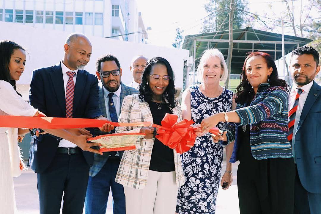 AdanechAbiebie's tweet image. ዛሬ ማለዳ በዘውዲቱ መታሰቢያ ሆስፒታል የገነባነውን እና ለሀገራችን የመጀመሪያ የሆነውን የህጻናት የነርቭ እና ህብለሰረሰር ቀዶ ጥገና ህክምና የልህቀት ማዕከል አስመርቀናል።
ዘመናዊ የህክምና መሳሪያዎች የተሟሉለት ይህ የልህቀት ማዕከል በዓመት…