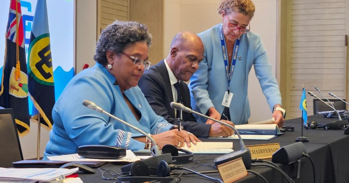 outremers360's tweet image. #Caraïbes : La #Martinique signe l'accord d'#adhésion en tant que membre associé de la @CARICOMorg 

➡️tinyurl.com/46pfumx4

➡️ Déjà membre de l'OECS, la Martinique s'intègre un peu plus dans son espace régional. Ce jeudi, @SergeLetchimy  a signé l'accord d'adhésion à la