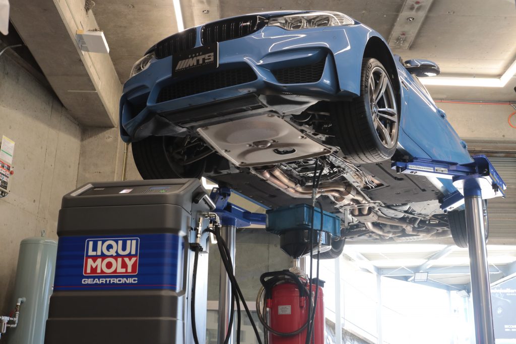 mts_bmw's tweet photo. F80 M3にお乗りのお客様より、法定12か月点検と併せてDCTフルードの交換をご依頼頂きました。

リキモリのDCT用に入れれる添加剤って今のところないのですが、今年のどこかで出るみたいです。

詳細ブログ
https://t.co/0mWjHq1qw6 

#リキモリ

 #geartronic #bmw整備 #bmwフルード交換 https://t.co/CEzcvw85lB