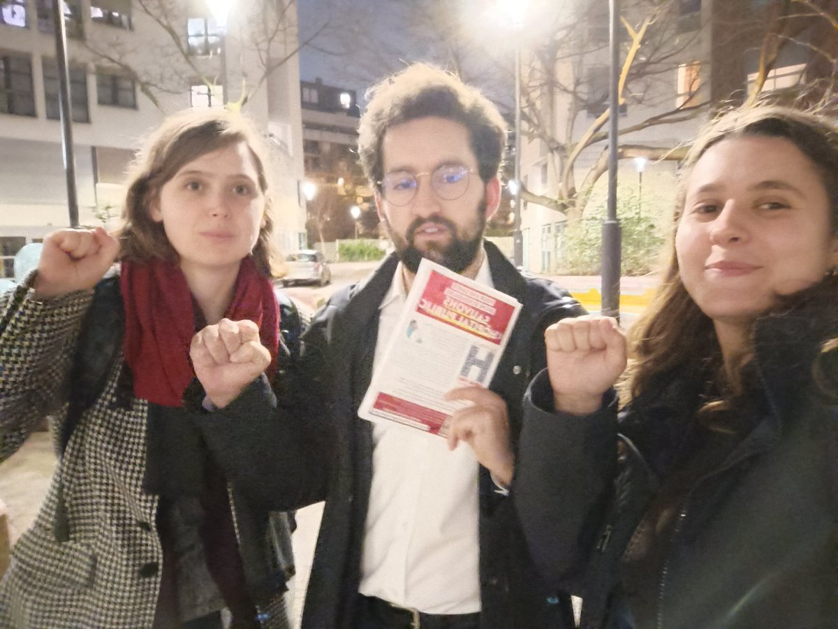 Pcf75015's tweet photo. SAUVONS L'HOPITAL PUBLIC 🏢💉

Les communistes du 15e étaient à Falguière pour discuter de l'Hôpital Public avec les habitants.

La loi de finance  2025 ne donne pas les moyens pour des conditions dignes pour les soignants et les usagers.

Mobilisons-nous ! ✊🚩 https://t.co/AGxo3iWMpC