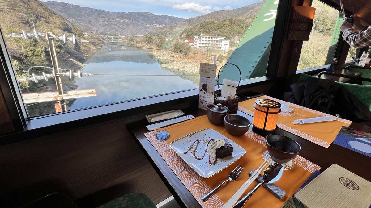 ものがたり列車客層※実体験

・団体ツアー客/個札客
殆ど襟付きシャツか上着着用

・バースデイきっぷの鉄ヲタ(一部)
伸びきった半袖シャツ
すね毛ボーボー半ズボン
↑近所のコンビニ来てるの？

結構雰囲気ぶち壊しでした。
「追加0円だし乗ろう」を排除できるバースデイきっぷ対象外化は賛成です