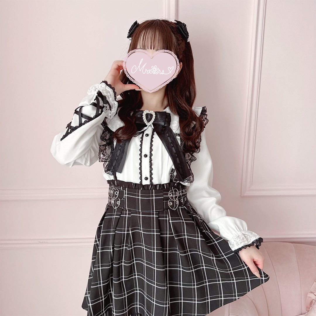 🖤𝙽𝙴𝚆 𝙸𝚃𝙴𝙼🖤／ . ✔️袖スピンドル丸襟ブラウス . 定番の地雷