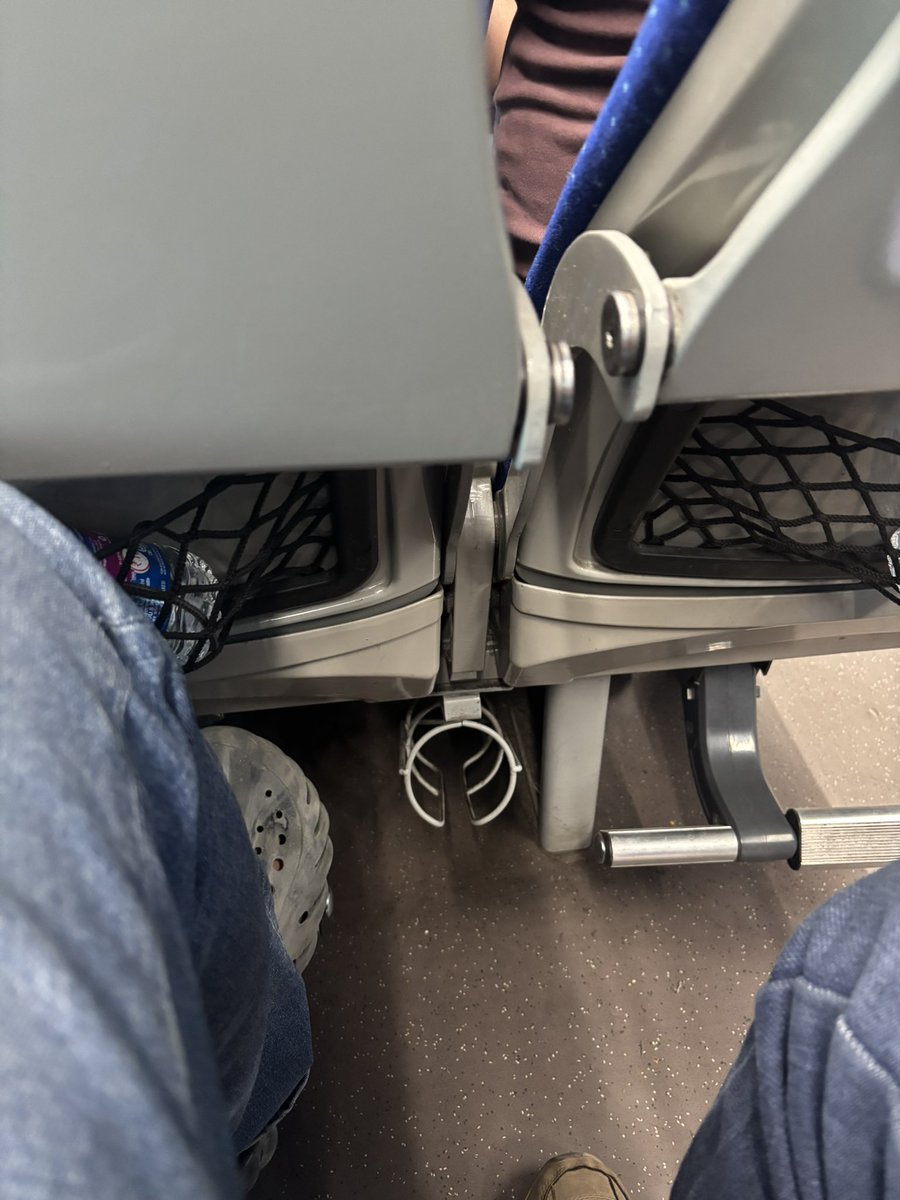 nathanirahul's tweet photo. Nagpur to Raipur Vande Bharat Trains have bottle holder right next to foot rest. No one uses them as the water bottle is placed too close to our feet. 

#vandebharat 
@AshwiniVaishnaw https://t.co/H8HxlC7eoT