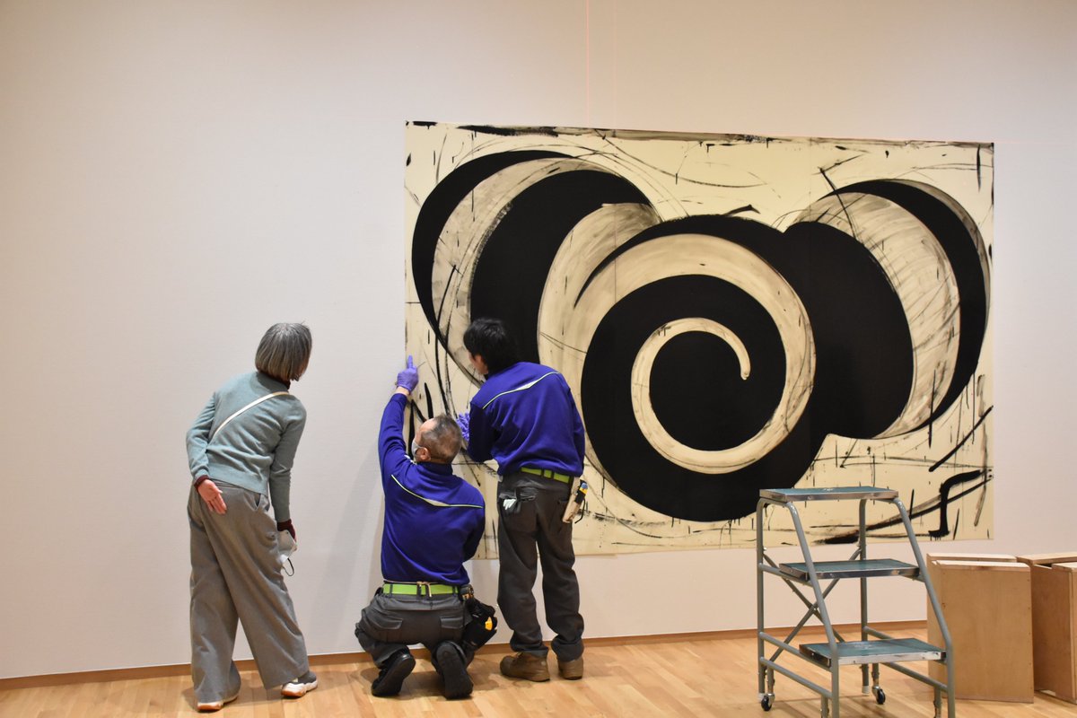 現在2階コレクション展にて、新収蔵の吉澤美香《に－24》を展示してい