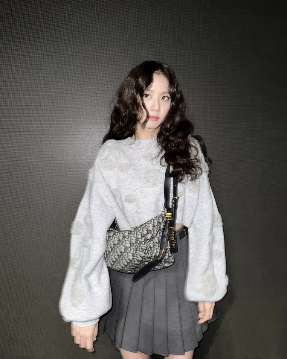 Dior's tweet photo. Dior Global Ambassador JISOO makes waves with Maria Grazia Chiuri's latest creation, the #DiorDJourney bag from #DiorSS25. More https://t.co/E4GCwfZL0U.
#StarsinDior https://t.co/6xCzUun8bj