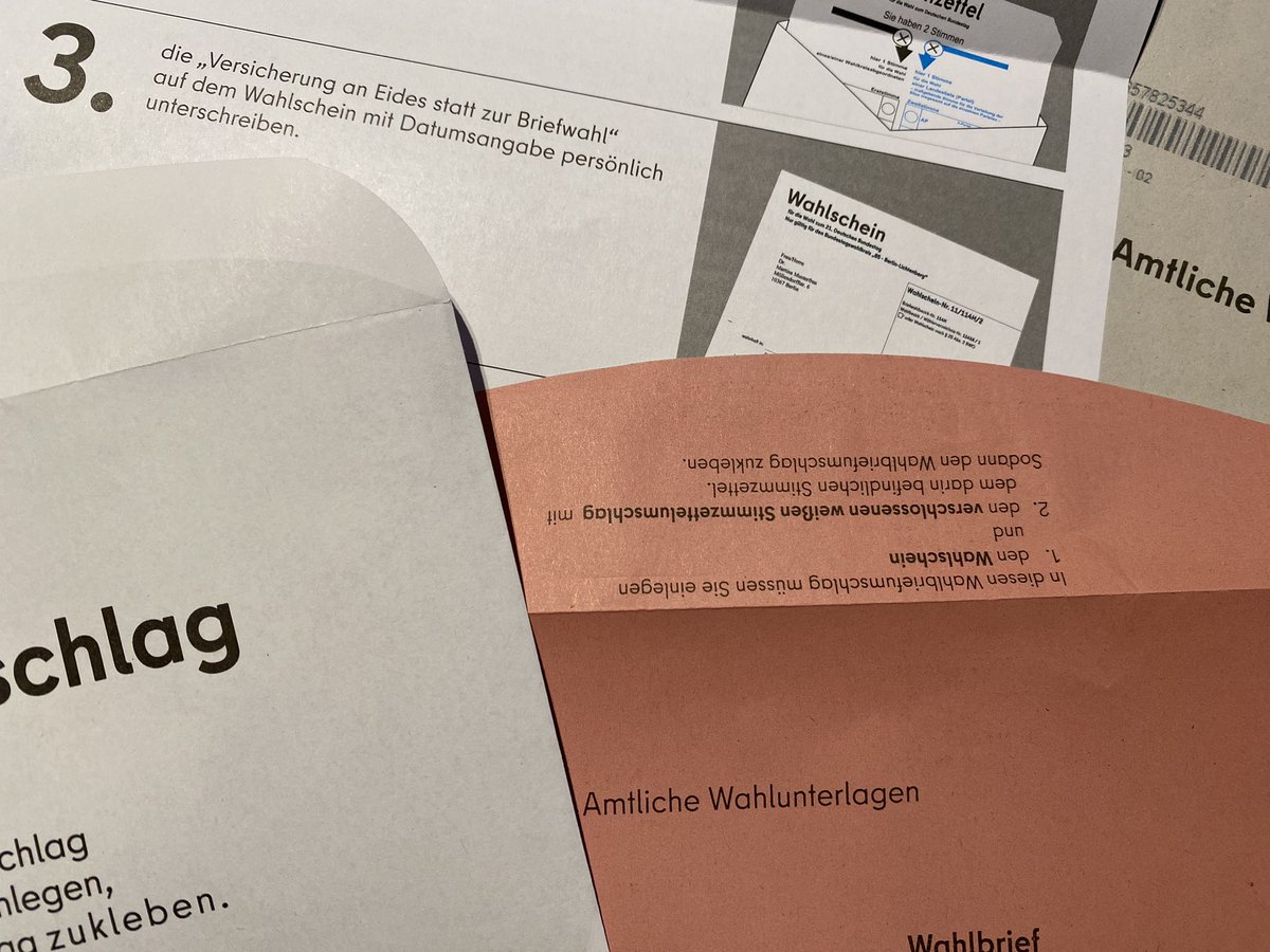 Protestonaut's tweet image. Valentinstag, schön und gut. Aber habt ihr schon mal einen Liebesbrief an die Demokratie geschrieben? #BTW2025
