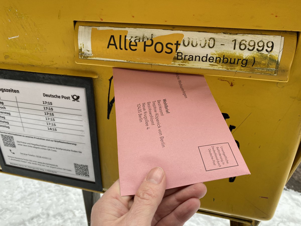 Protestonaut's tweet image. Valentinstag, schön und gut. Aber habt ihr schon mal einen Liebesbrief an die Demokratie geschrieben? #BTW2025