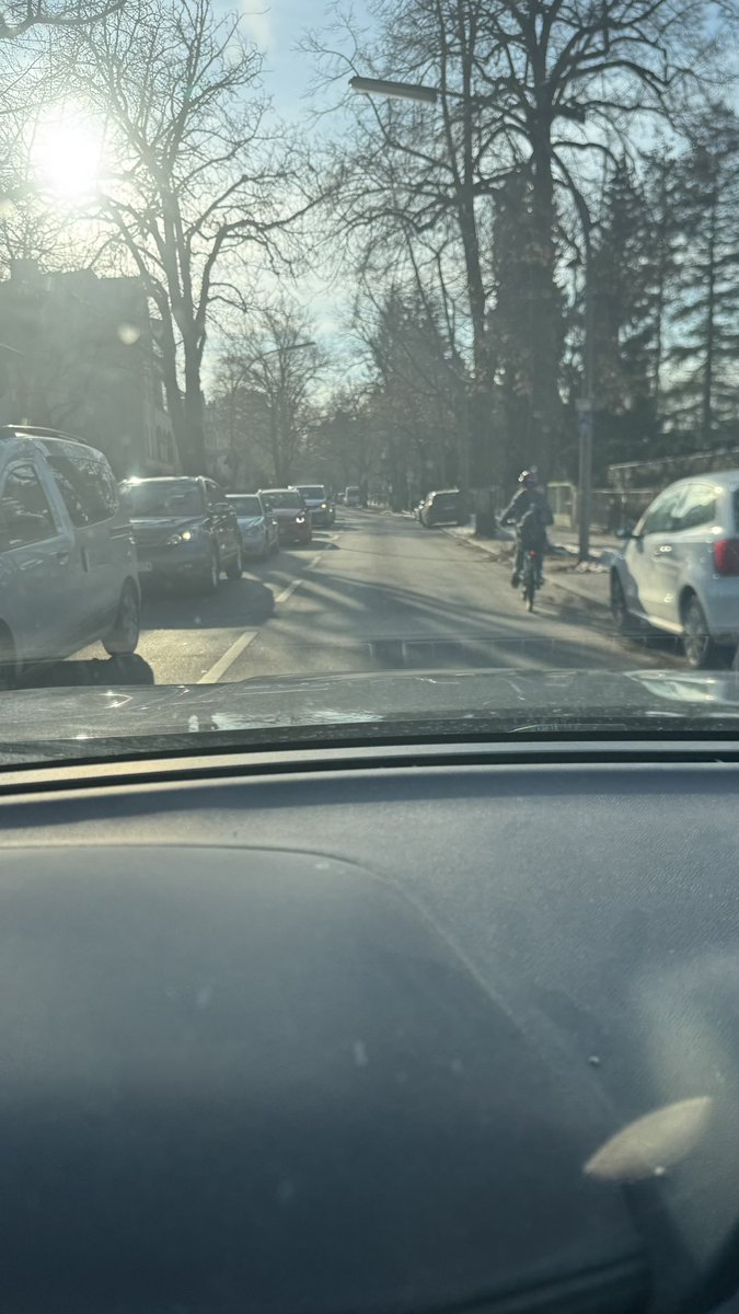 Ja, ich fahre seit über 5min in langsamen Tempo hinter dem jungen Mädchen hinterher, weil ich nicht den angemessenen mindestabstand zum überholen einhalten kann! Respekt gilt allen Teilnehmern im Straßenverkehr VOR ALLEM auch den jüngsten!