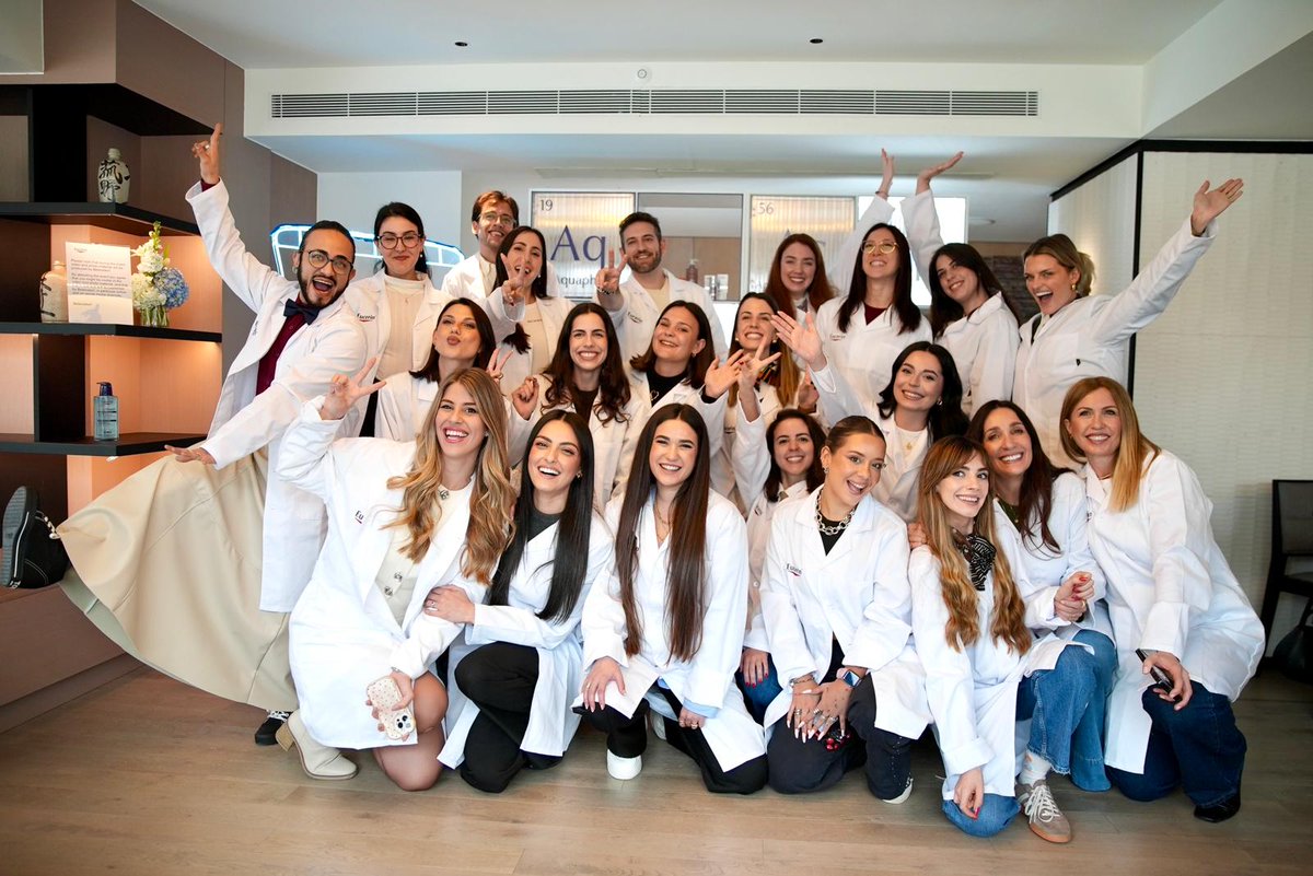 EucerinES's tweet photo. Celebramos el 2º #DermaExpertCAMPUS junto a nuevos influencers y expertas dermatólogas: @saragomez_derma, la Dra. Inés Escandell @dr_anamolina 

El módulo se ha centrado en las necesidades de la #pielseca y la #pielatópica y cómo combatir síntomas como el picor o la descamación💙 https://t.co/sM6ds7XW6W