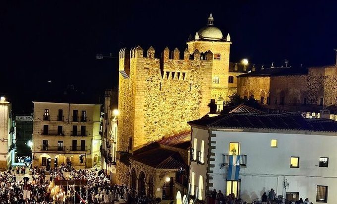 Cáceres Prepara la Procesión Magna del Viernes Santo con 14 Pasos