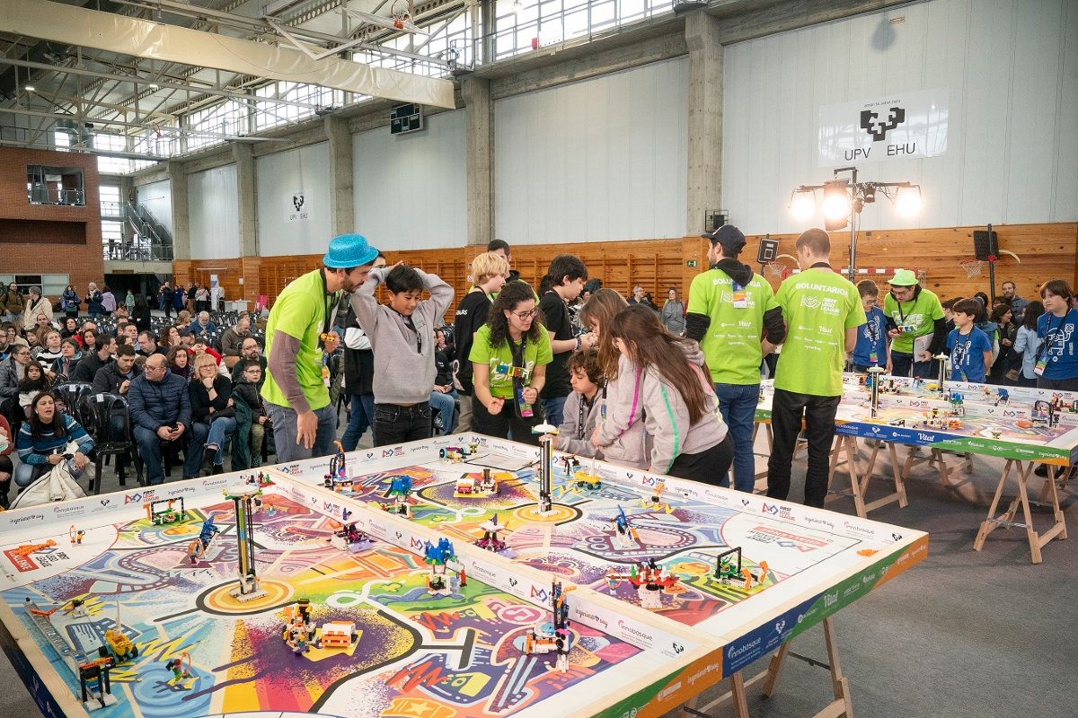 Larunbat honetan, Euskal Herriko Unibertsitatearen Hezkuntza eta Kirol Fakultatea (Kirol Atala) FIRST LEGO League Euskadiren egoitza bihurtuko da, Innobasque Berrikuntzaren Euskal Agentziak bultzatuta, 6 eta 16 urte bitarteko euskal ikasleen artean bokazio
