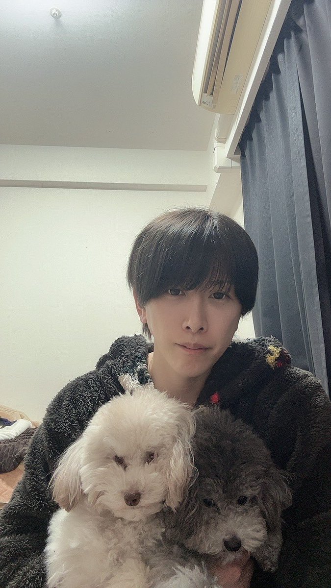 Twitter改めX民久々です🙋🏻
2025年初投稿になります🙂
今年もよろしくお願いいたします🤞

最近自撮りしたのが社長から犬預かった時のしかなかった🥹