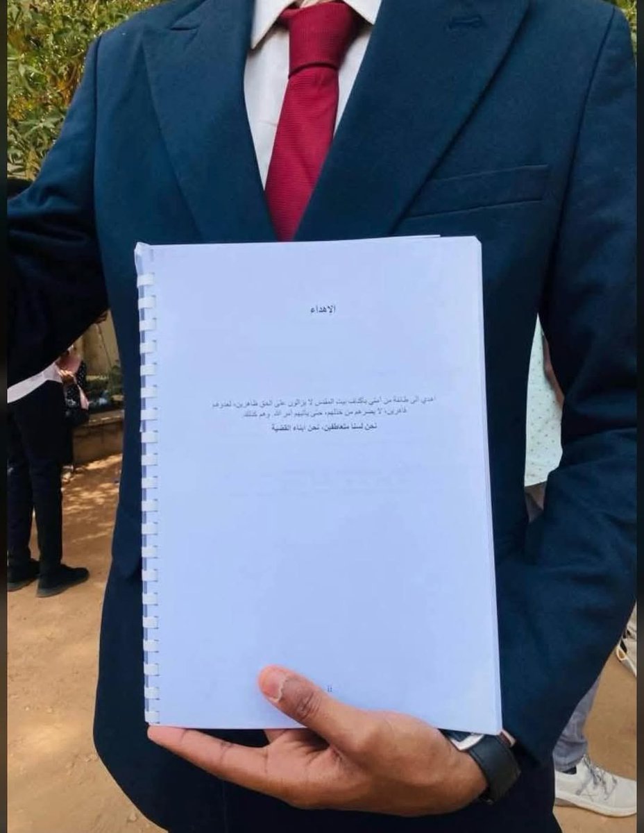 Mozaffarde8eal's tweet photo. د. أسامة الأشقر يكتب عن الشهيد مزمل شهيد سلاح المدرعات

لسنا متعاطفين... نحن أبناء القضيّة !

• هناك رجالٌ لا يسعك أن تعبر دون أن تضع بين أيديهم تحيّة، رجالٌ فتيةٌ آمنوا بربهم، أحبّوا ما يفعلون، وشُغفوا به، فاتخذهم الله عنده كرامةً لهم وأمناً دائماً.
• هذا الفتى محمد مُزَّمّل عبد الباسط، كان في ثغر السودان فارساً من فرسان سلاح المدرعات يدفع الصائلين الخارجين، ويرنو إلى أمن بلاده ورخائها واستقرارها، فانخرط في سلك الجنديّة مناضلاً مبادراً مقبلاً، وقد تعلّم في مدرسة والده اللواء أمن عبد الهادي عبد الباسط أن يقبض على الجمر عند حدوث الفزع، وأن يكون جريئاً في الحقّ.
• هذا الشاب النحيل النقيّ ذو البهاء خاض غمار الحرب فاغبرّ وجهُه في سبيل الله، وتشعّث شعرُه، ويبست بشرته، ولكن الابتسامة لم تفارقه، وعندما بحث إخوانه عمّا تركه في ميراثه بعد ارتقائه في محور سكّ العملة في وسط العاصمة الخرطوم، وجدوا صورة ليوم تخرّجه كتب في إهداء بحث تخرّجه كلمةً من كلمات الوفاء لأهل الطوفان، الطائفة المنصورة التي لا يضرّهم من خذلهم، وكتب شعاراً غالياً محفوظاً في فؤاده: 
" نحن لسنا متعاطفين، نحن أبناء القضيّة"
• لقد عرف مزّمّل وهو يقاتل من أجل بلده وشعبه أن ثمّة قضيّةً هو مُوكل بها أيضاً، وتستحق أن ينخرط فيها، ليس تعاطفاً وإنما هي التزام، ولولا أولوية الثغر الذي هو فيه، وخشيته من اتساع الخرق فيما يليه لَمَضَى إلى تلك القضية وكان فيها.
• لقد عرف أن هذه القضيّة عند كل حرّ مسلم أنّها قضيّة دين واعتقاد وإيمان وشريعة وحقّ، وأنها شرف وأخلاق وميراث، وليس لمؤمنٍ أن يحيد عنها أو يلتزم بإسنادها بما استطاع دون أن يترك ثغره.
رحمك الله يا مزّمل، ورفع منزلتك، وتقبلك في السعداء، وجبر خاطر أهلك وأحبابك، وأعظم أجرهم في رحيلك السامي! 

🇸🇩🇵🇸
#السودان
#السودان_ينتصر
#غزة