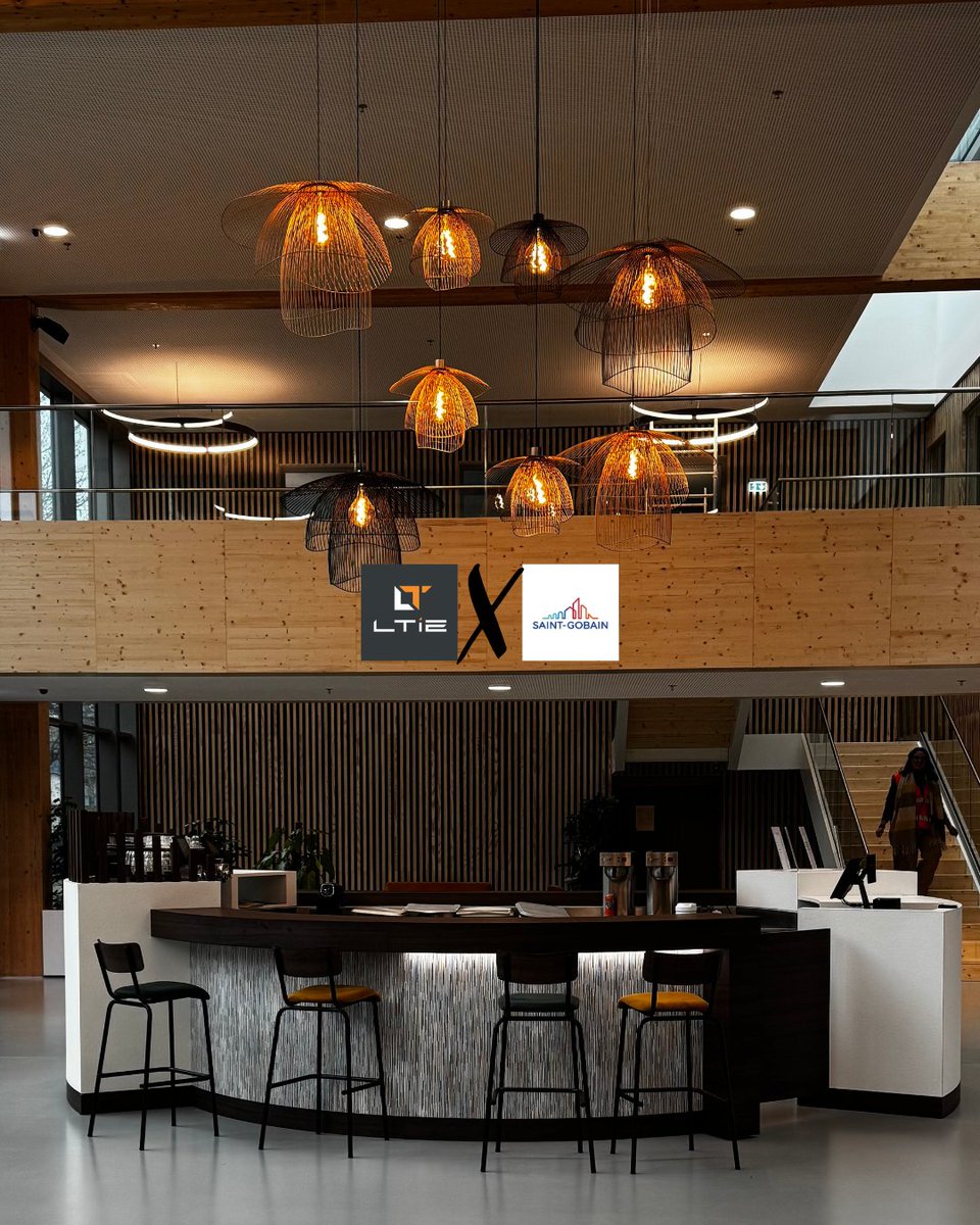 ltie_elec's tweet image. Un nouvel éclairage pour le bar de la nouvelle extension du site @saintgobain✨

Installation du luminaire "Suspension Papillon" de chez #forestier ainsi que son support.💡

Un éclairage imaginé par #ArtRealisation 
 
#ÉclairageDesign #electricite #travaux #qualifelec
#qualite