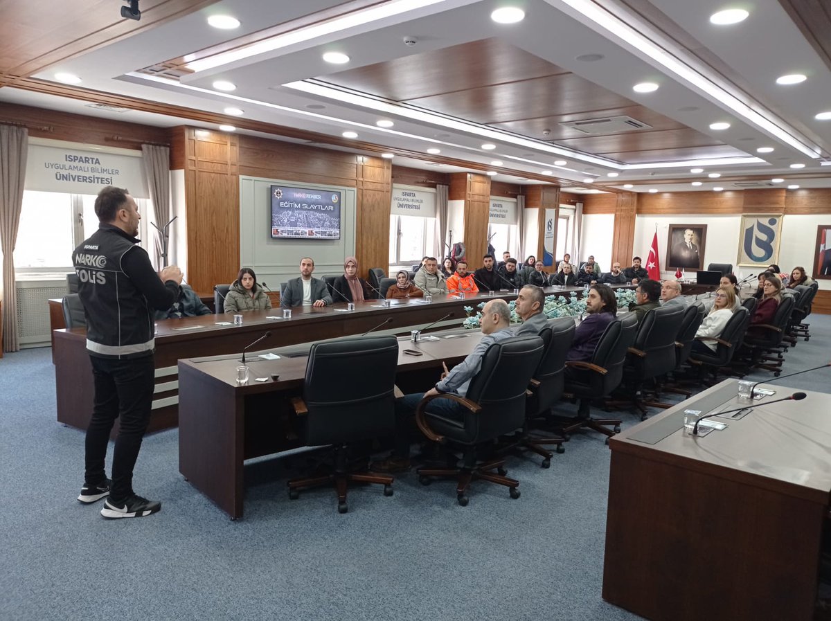 Madde bağımlılığı ile ilgili farkındalığın arttırılması amacıyla Rektörlük idari birimlerinde görevli personelimize yönelik Isparta Emniyet Müdürlüğü Narkotik biriminde görevli uzman eğitmen tarafından “Madde Bağımlılığı ile Mücadele” eğitimi düzenlendi.