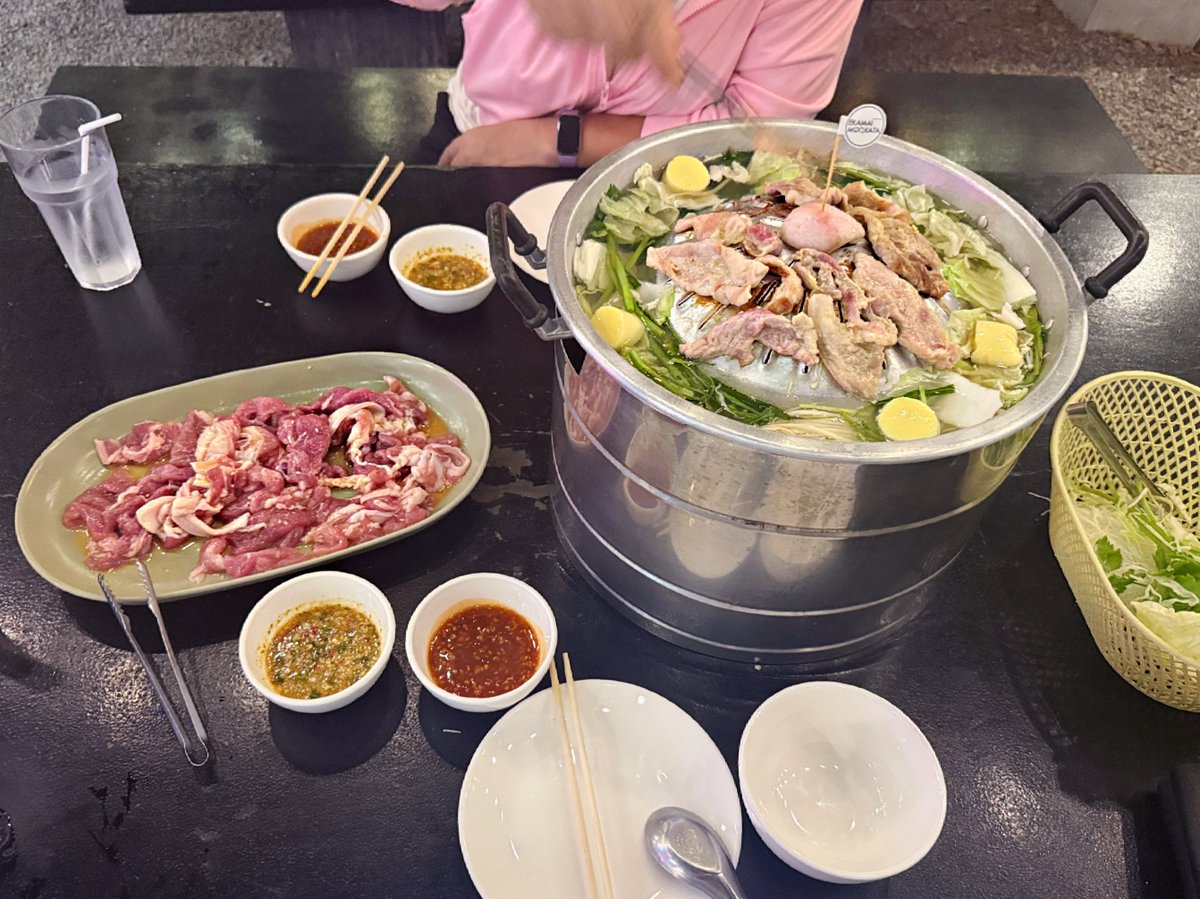 AnyuHopper's tweet photo. เอกมัยหมูกระทะ ซ.เอกมัย 24 🤍
หมูกระทะขายเป็นชุด น้ำจิ้มอร่อย สะอาด โต๊ะใหญ่มาก บรรยากาศดี มีพัดลม มีแอล มีส้มตำ ยำ ของกินเล่น ของหวาน มีดนตรีสดวันศุกร์-อาทิตย์ มีที่จอดรถจำกัด 
เป็นร้านประจำช่วงนี้ของฉันแหละทุกคน https://t.co/pDnn2TqcAL