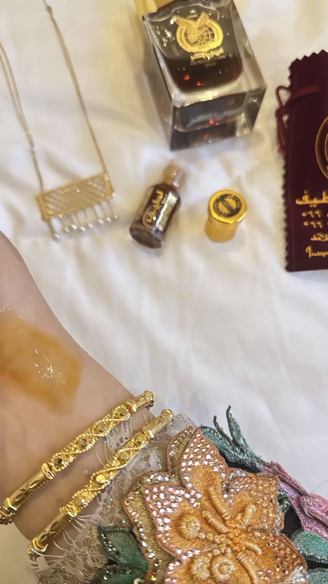 ما كل " دهــن العــود " .. معه دهن عود !
العـــود .. أظنّــه ياخذ الدهـن " منّـــه💙

#يوم_الجمعة