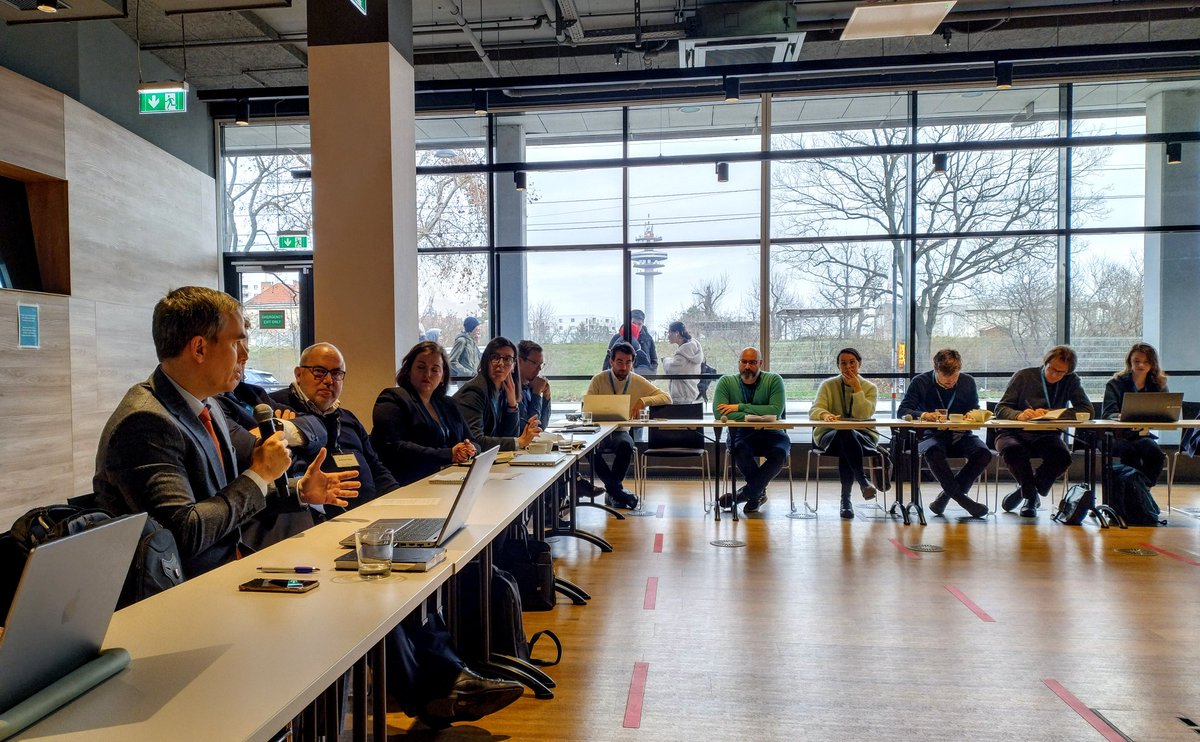 TomaszLachowsk1's tweet photo. Panel 1: "Time and Space of #SWAIL"
@TamsHoffmann1 on the absent Eastern European voices in the history of #internationallaw, especially in the area of international criminal law
@ceu https://t.co/ny5EACK32a