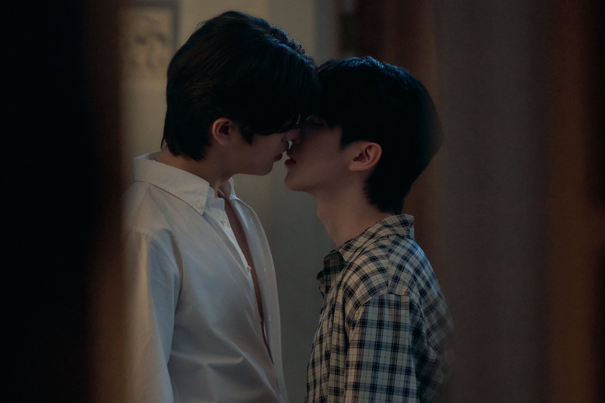 ohmkrit's tweet image. สวัสดีครับ โอมกิตเองน้า รับบท “เดรีส” พี่ใหญ่ของแก๊งพ่อมดน้อยครับ อยากจะบอกว่าดีใจมากๆที่ได้เป็นส่วนหนึ่งในโปรเจกต์นี้ ชอบมากอะไรที่เป็นเวทย์มนต์เนี่ย โอมกับพี่จิมตื่นเต้นที่จะได้ร่วมงานกับพี่เก่งน้ำปิงแหละโทมัสก้องมากๆ ต้องสนุกแน่ๆ แค่ไพลอทยังวายป่วงขนาดนี้