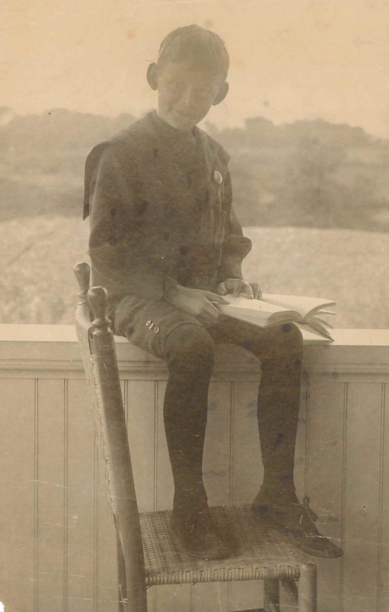eliotfoundation's tweet image. Happy World Book Day!
A young T. S. Eliot reading on the porch of his family's summer home in Gloucester, Massachusetts.
#WorldBookDay
