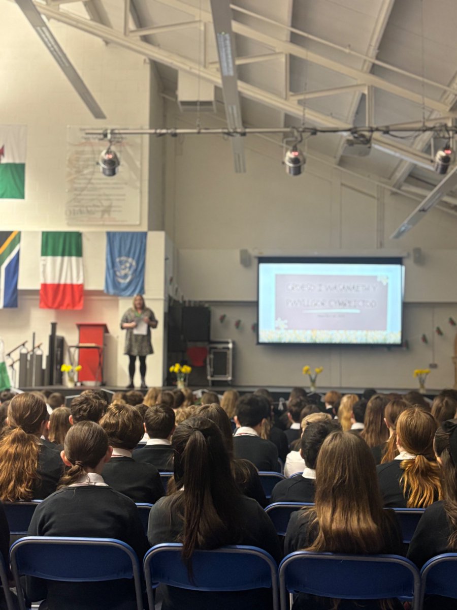 Diolch yn fawr i’r Pwyllgor Cymreictod am arwain gwasanaeth Dydd Gŵyl Dewi hyfryd. 🏴󠁧󠁢󠁷󠁬󠁳󠁿 
A huge thanks to the Cymreictod Committee for organising our wonderful St David’s Day assembly. 🏴󠁧󠁢󠁷󠁬󠁳󠁿