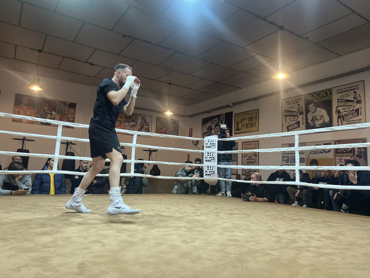 jmartigalbis's tweet photo. Ahir l’equip de @Junts_BCN vam acompanyar @sandormartin al “Media Day” previ al combat pel títol de campió del món de boxa en categoria super lleuger.
Molta sort el dia 1 de març a Nova York Sàndor! Amb la teva gent de #NouBarris t’esperem a la tornada amb el cinturó de campió! https://t.co/26flok59DO