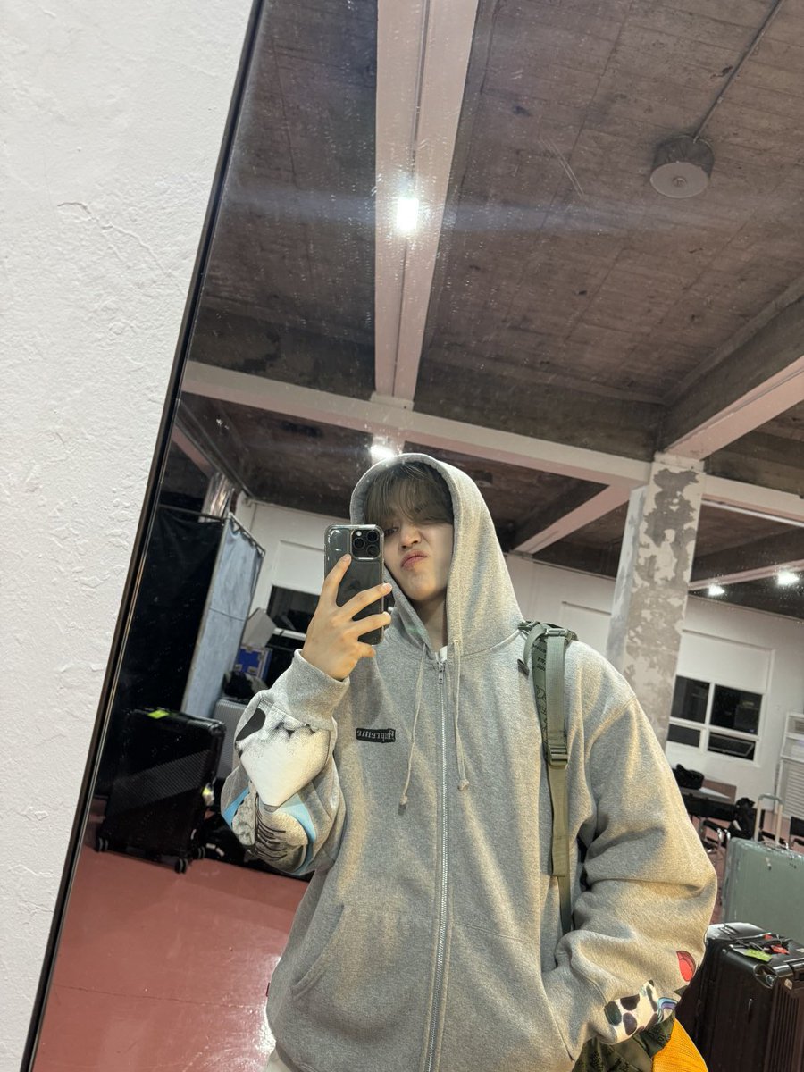 sounds_of_cheol's tweet photo. seungcheol pout in the gym 😗🖤 https://t.co/FLiJVXBaxS