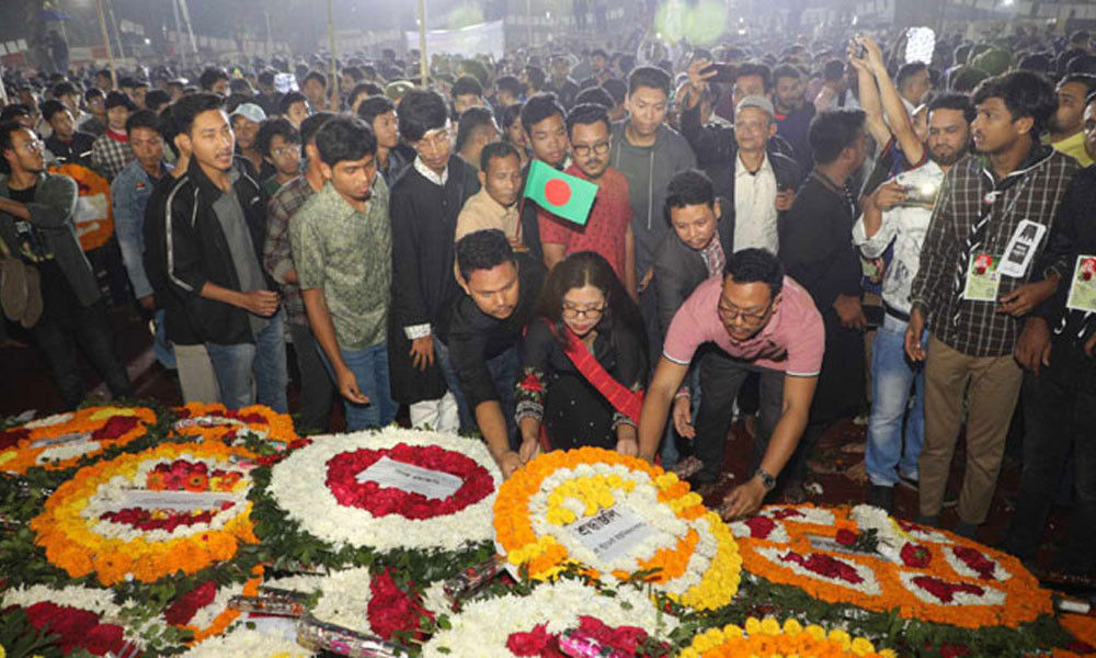 ভাষাশহীদদের শ্রদ্ধা জানাতে কেন্দ্রীয় শহীদ মিনারে মানুষের ঢল