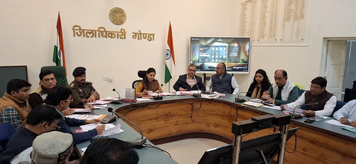आज दिनांक 21-02-2025 को कलेक्ट्रेट सभागार में उद्योग बंधु, व्यापार बंधु एवं श्रम बन्धुओं के साथ  मासिक समीक्षा बैठक। #gonda #UttarPradesh