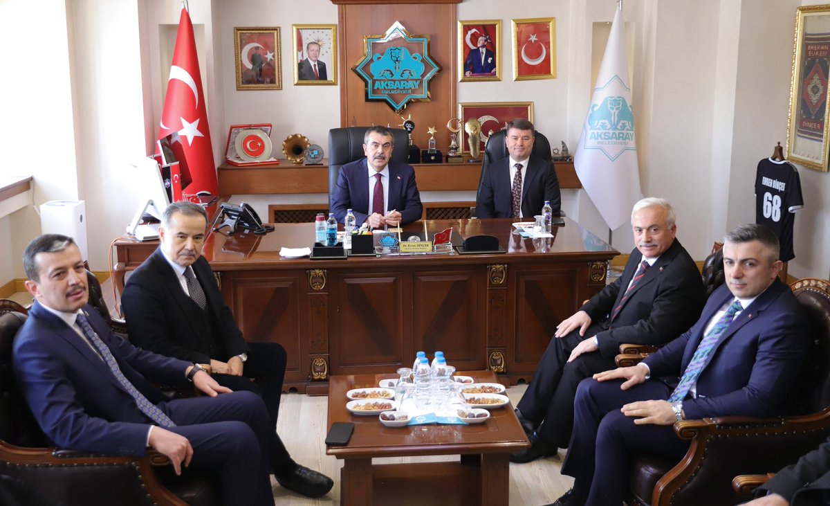aksarayvaliligi's tweet photo. İlimizi teşrif eden Milli Eğitim Bakanımız Sn.@Yusuf__Tekin, Valimiz Sn.@malikumbuzoglu, Milletvekilimiz Sn.Cengiz Aydoğdu ve il protokolümüzle birlikte Aksaray Belediyesini ziyaret ettiler. https://t.co/IsPWZmEbPH
