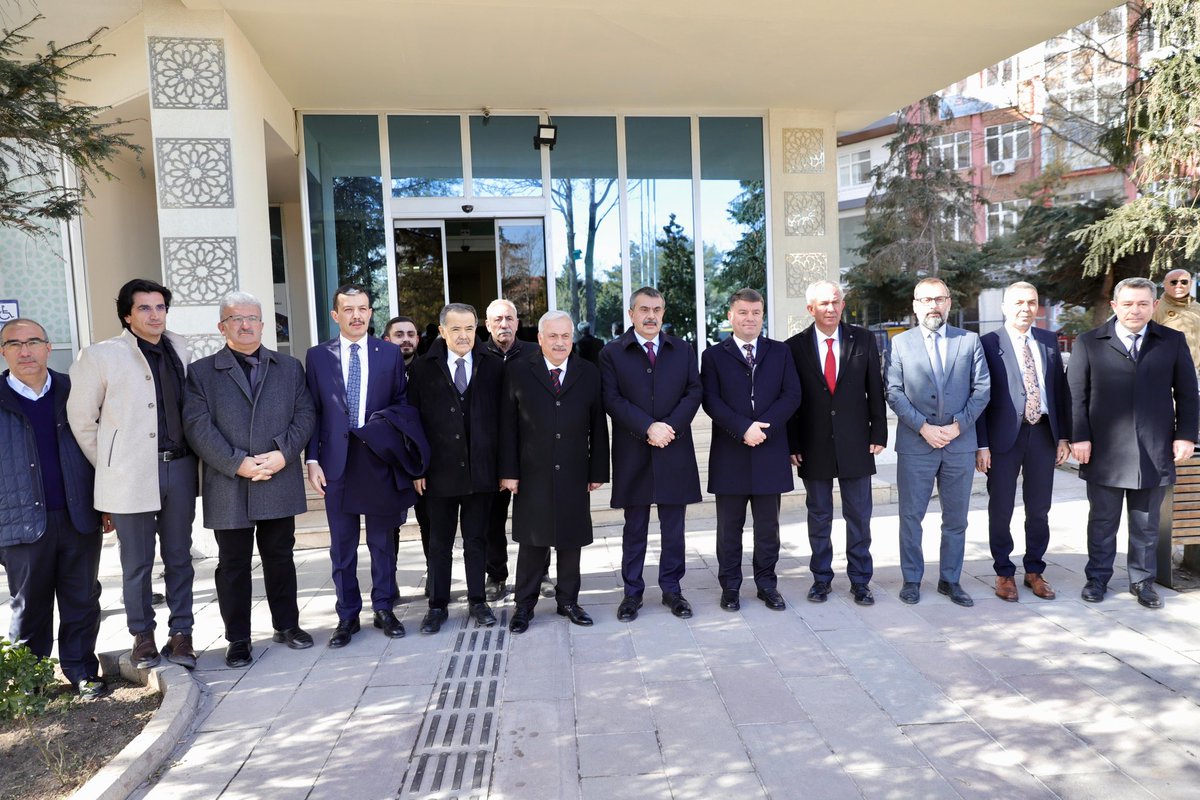 aksarayvaliligi's tweet photo. İlimizi teşrif eden Milli Eğitim Bakanımız Sn.@Yusuf__Tekin, Valimiz Sn.@malikumbuzoglu, Milletvekilimiz Sn.Cengiz Aydoğdu ve il protokolümüzle birlikte Aksaray Belediyesini ziyaret ettiler. https://t.co/IsPWZmEbPH