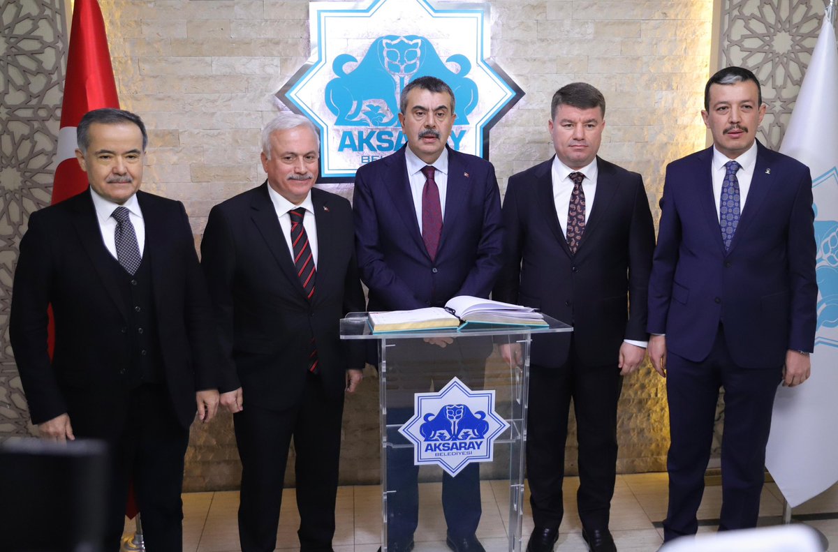 aksarayvaliligi's tweet photo. İlimizi teşrif eden Milli Eğitim Bakanımız Sn.@Yusuf__Tekin, Valimiz Sn.@malikumbuzoglu, Milletvekilimiz Sn.Cengiz Aydoğdu ve il protokolümüzle birlikte Aksaray Belediyesini ziyaret ettiler. https://t.co/IsPWZmEbPH