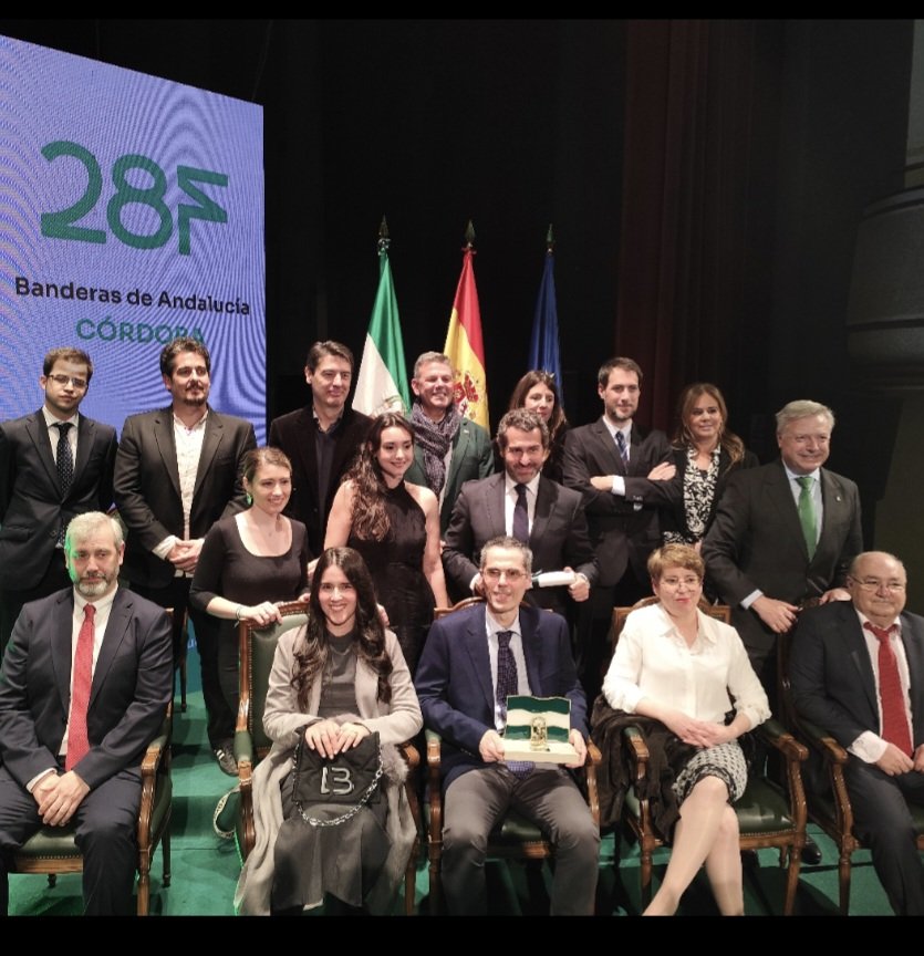 Manuel Pimentel Siles (@mpimentelsiles) on Twitter photo Para <a href="/almuzaralibros/">Almuzaralibros</a> supone un enorme honor, que agradecemos de corazón, haber recibido la #BanderadeAndalucía de #Córdoba en un precioso acto celebrado en @teatrogongora. Equipazo posando con el premio, ¡sois los mejores!!!! Para <a href="/almuzaralibros/">Almuzaralibros</a> supone un enorme honor, que agradecemos de corazón, haber recibido la #BanderadeAndalucía de #Córdoba en un precioso acto celebrado en @teatrogongora. Equipazo posando con el premio, ¡sois los mejores!!!!