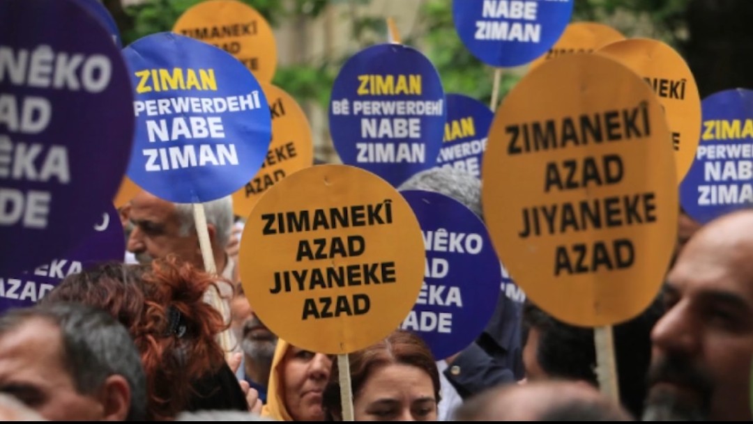 Amed_0621's tweet photo. @amedskofficial 21ê Sibatê Roja Zimanê Zikmakî ya Cihanê Pîroz Be.

Divê êriş û astengîyên li ser zimanê kurdî biqedin û zimanê kurdî bibe zimanê fermî û zimanê perwerdeyê.

Bi kurdî bifikire, biaxive, bixwîne û binivîse 
#21subat #21subatdunyaanadilgunu https://t.co/fqNDbYQ4i5