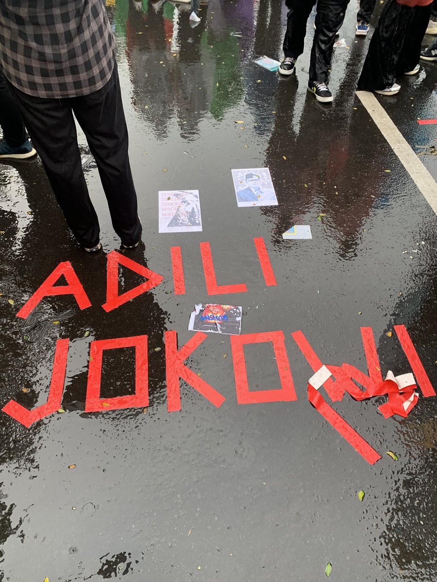 Tape art penyambung lidah rakyat di aksi #IndonesiaGelap 🙌