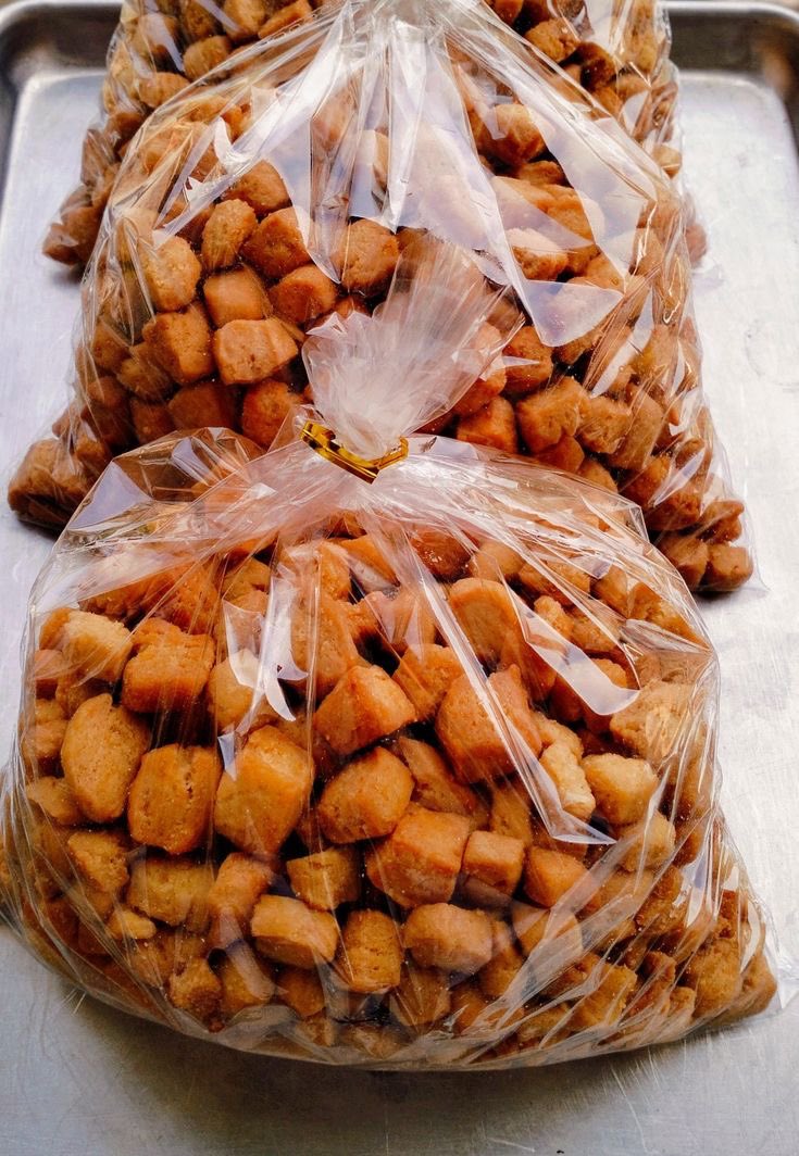 RinahTusiUg's tweet image. We also do gift hampers with bento cakes, big cakes, cupcakes and more pastries