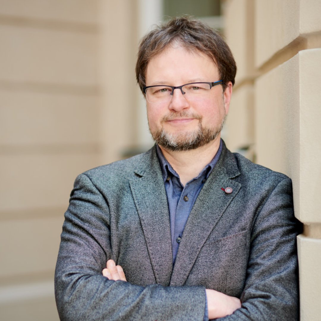 Warszawa od lat przechodzi dynamiczne przemiany, które czynią ją jednym z najbardziej interesujących przykładów metropolizacji w Europie Środkowo-Wschodniej. Jak procesy te kształtują strukturę społeczną i przestrzenną stolicy? Mówi prof. Maciej Smętkowski euroreg.uw.edu.pl/pl/euroreg-w-m…