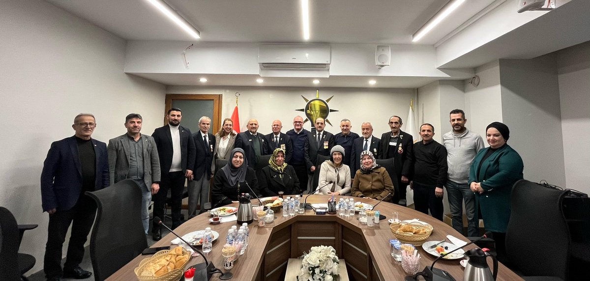 AhmetGok55's tweet photo. 📍@atasehirakparti İlçe  Başkanımız, Sn.@burakcifci34 ve Sosyal Politikalar birimimizi ziyarete gelen Ataşehir’li Gazilerimizi ve kıymetli eşlerini ilçemizde misafir ettik. 
Nazik ziyaretleri için teşekkür ederiz. 
@h_ibrahimyzc 
@Fatihakinci9 
@EbruDemir63548 https://t.co/mFI2GqBmC9