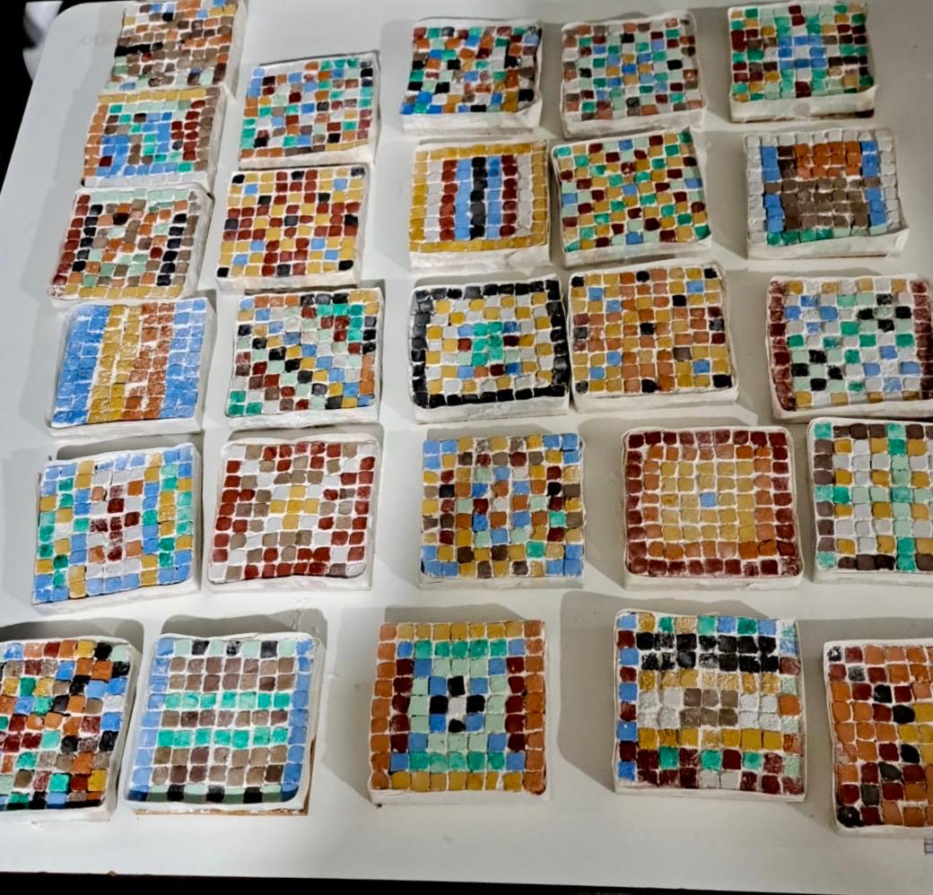 ceperecija's tweet photo. 🏛️ El 20 de febrero, alumnado del CEPER Miguel Hernández visitó la Villa Romana de El Salar y su centro de interpretación, realizaron un taller de mosaicos y pasearon por Loja. ¡Un día lleno de historia y aprendizaje! 👏✨#Patrimonio @edpermanente @EducaAnd https://t.co/ZPNUaYuqqh
